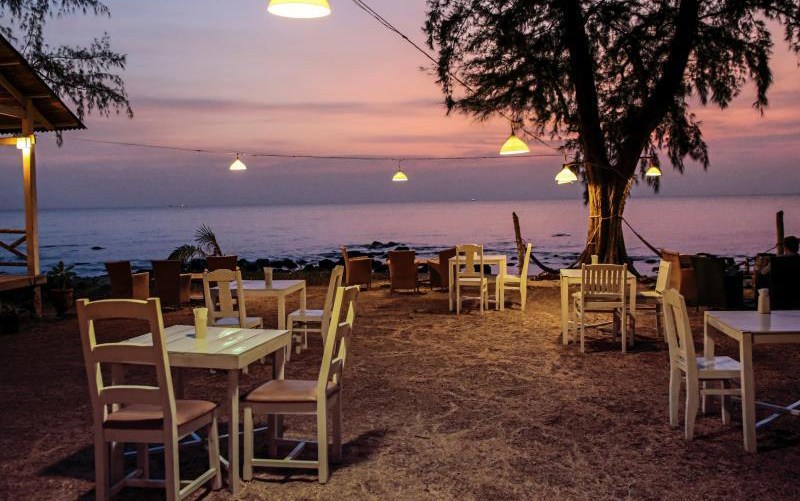 Ăn uống và ngắm biển tại nhà hàng gần Ông Lang