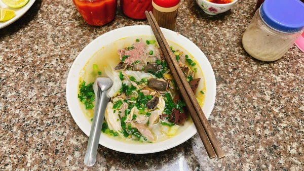 Một tô phở gà đầy đủ topping trong bữa sáng đầu tiên ở Hà Giang của mình (Ảnh: Dũng Nhím)